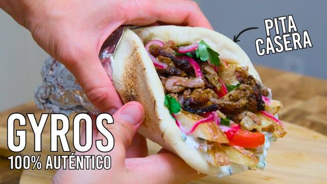 Foto de la receta Giros Griego: Kebab Mediterráneo con Salsa Tsatsiki y Pita Casera
