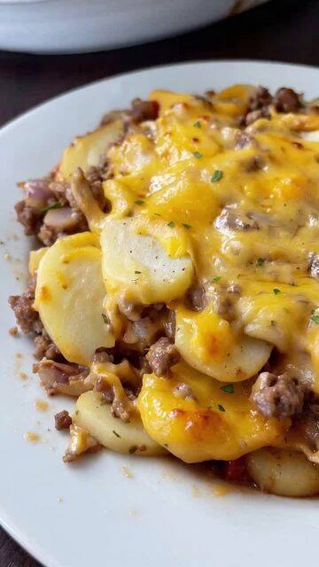 Cheesy Ground Beef and Potato Casserole with Creamy Sauce recipe thumbnail