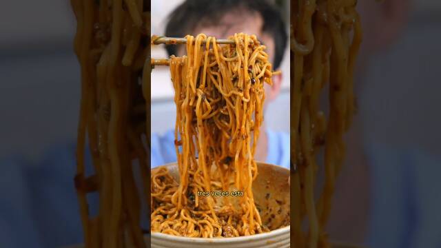 Foto de la receta Dan Dan Noodles con carne picada y salsa de sésamo