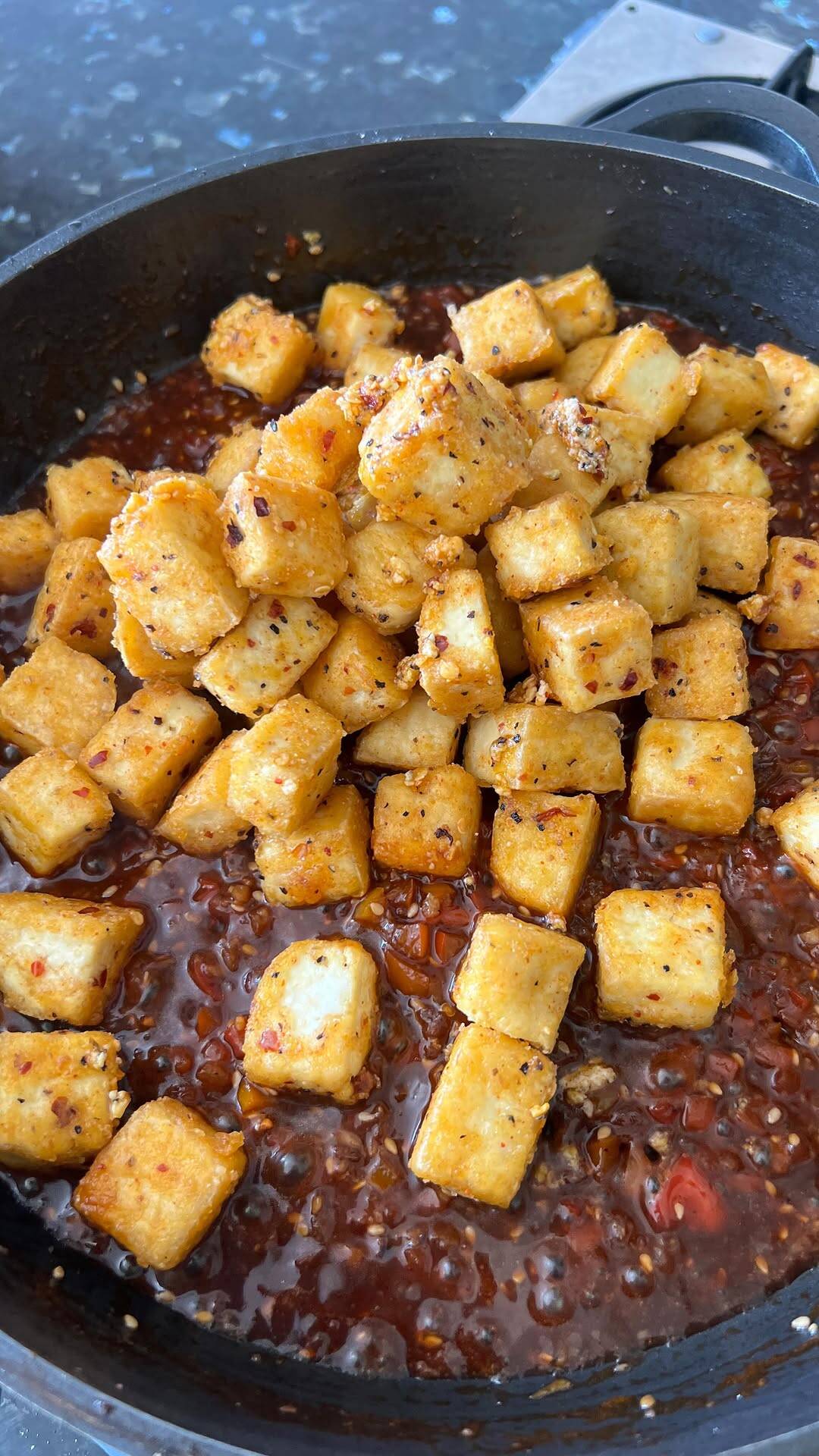Rápido y Fácil: Tofu Crujiente con Salsa Casera en 20 Minutos