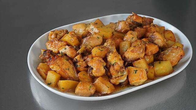 Foto de la receta Pollo al ajillo con patatas al vino blanco