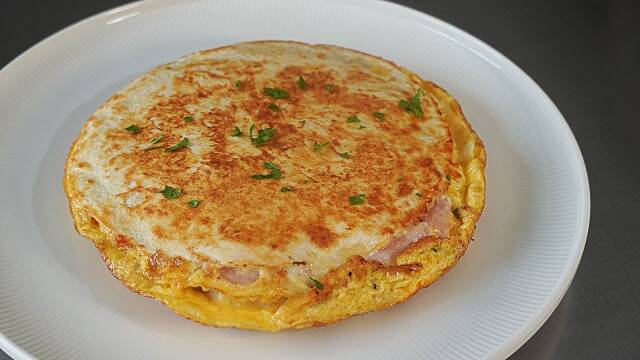 Foto de la receta Tortilla de jamón, mozzarella y tomate
