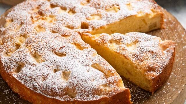 Foto de la receta Apple Cake with Powdered Sugar Topping Recipe