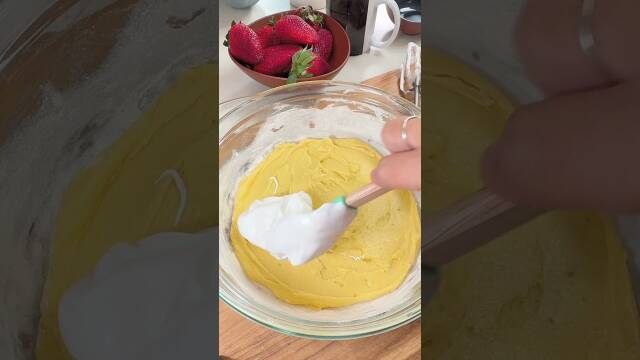 Foto de la receta Torta Noruega con merengue, crema y fresas