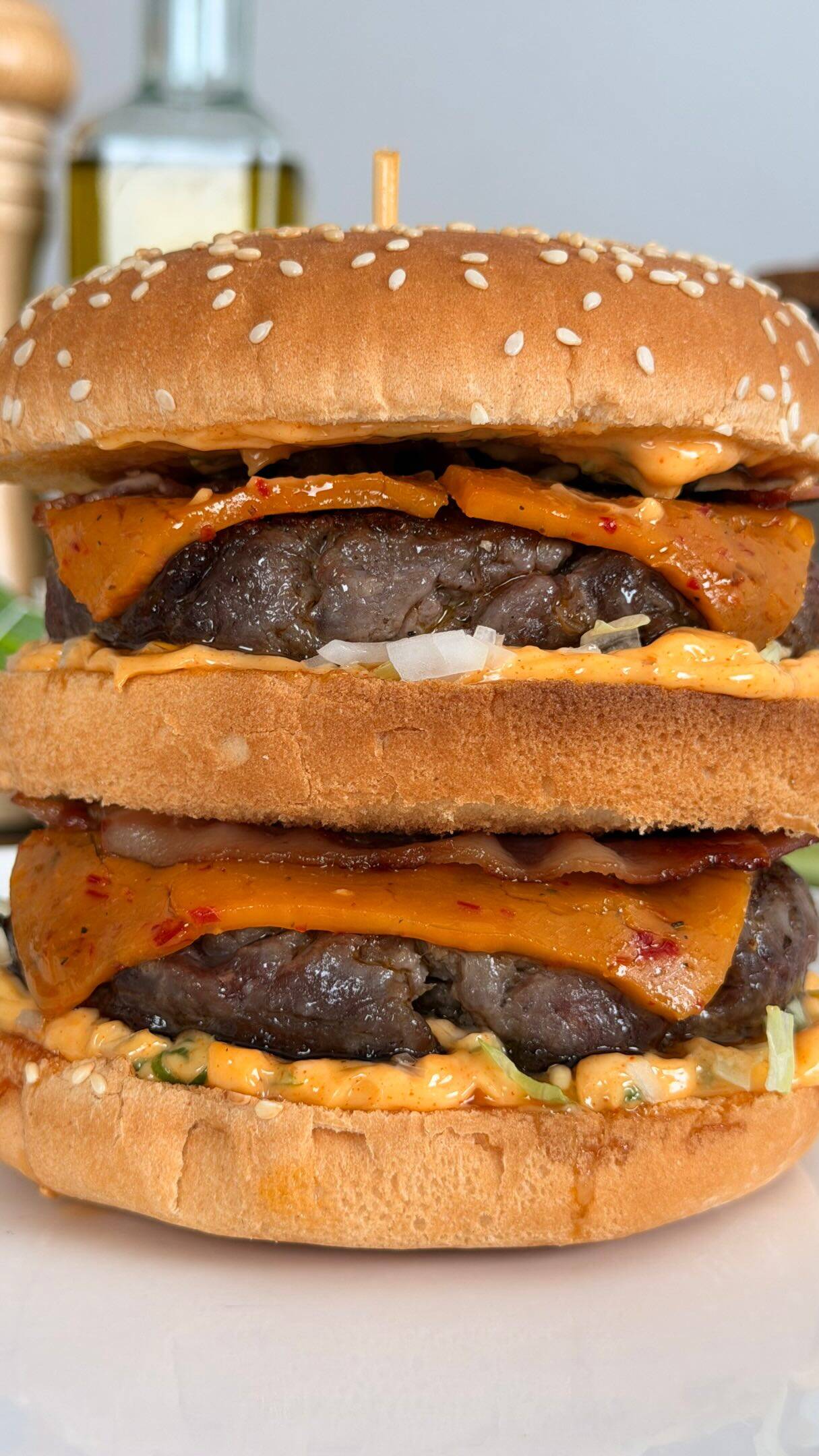 Foto de la receta Hamburguesa Big Mac casera con tocino y cheddar