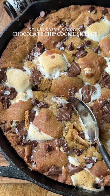 Foto de la receta Brown Butter S’mores Chocolate Chip Cookie Skillet
