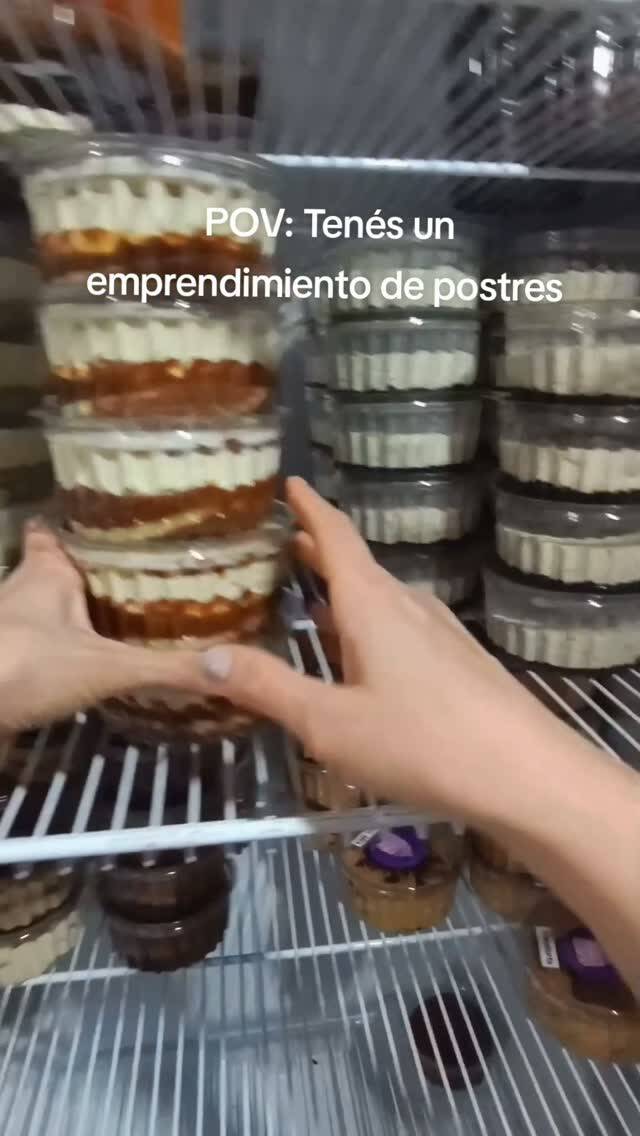 Foto de la receta Postre en vaso de bizcochuelo, dulce de leche y merengue