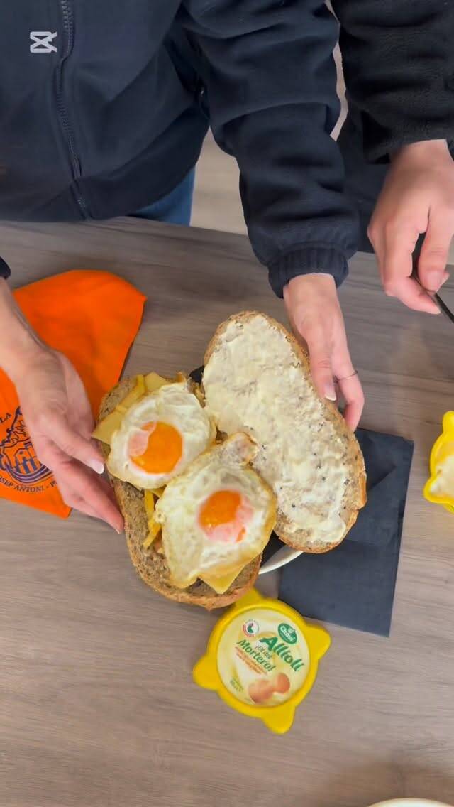 Foto de la receta Bocadillo de cansalada 48 horas con huevos y alioli