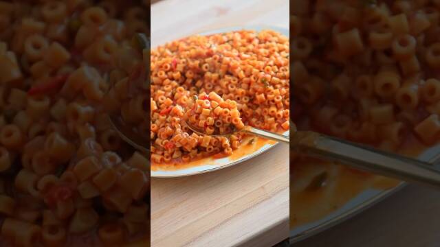 Foto de la receta Pasta con tomate, cebolla y pimiento en sartén
