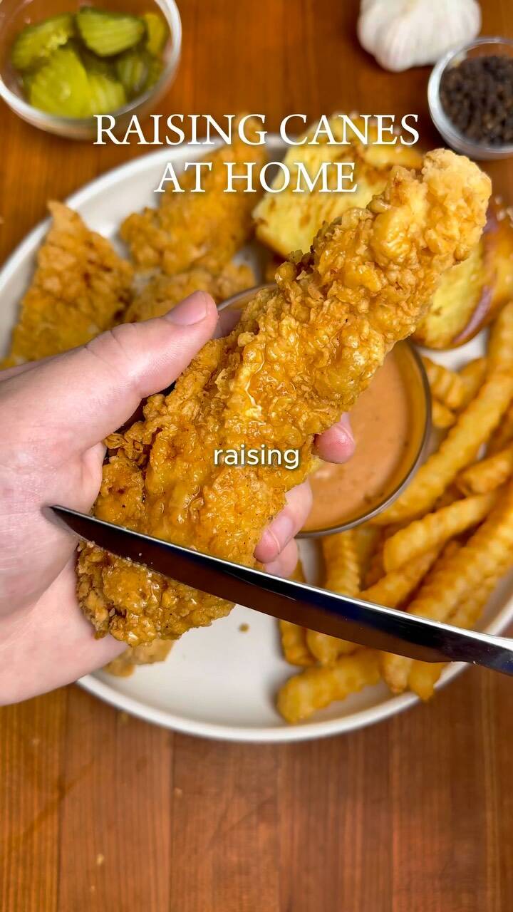 Foto de la receta Buttermilk Fried Chicken with Cane Sauce and Texas Toast