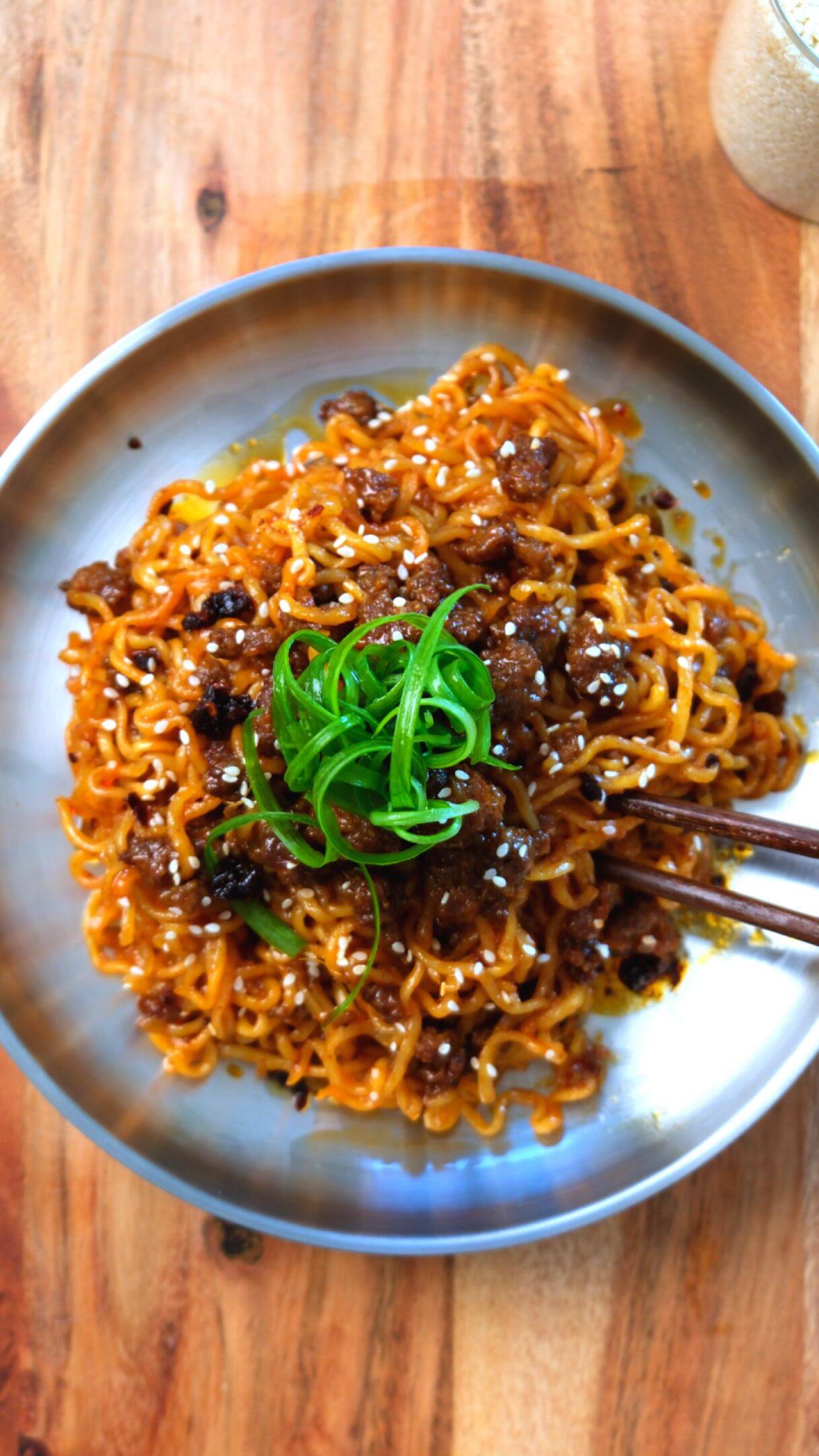 Foto de la receta Sticky Korean Ramen Noodles with Crispy Beef