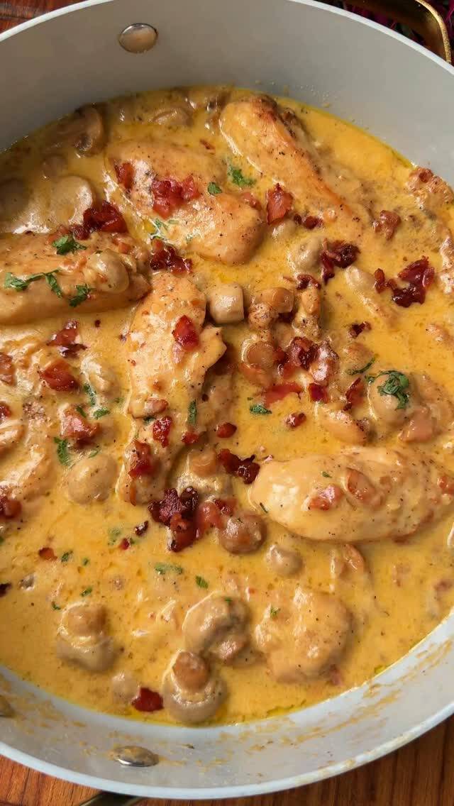 Foto de la receta Pollo en salsa cremosa de champiñones y tocino