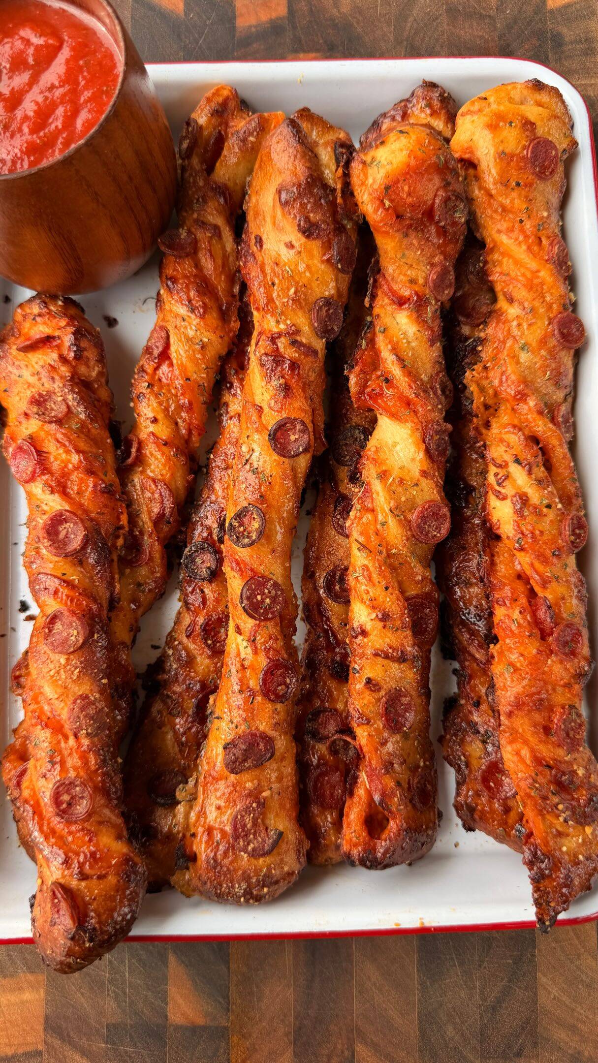 Foto de la receta Baked Pepperoni Pizza Twists with Cheese