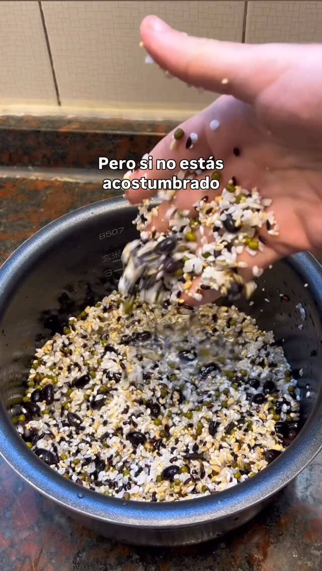 Foto de la receta Arroz mixto con arroz negro y granos en arrocera