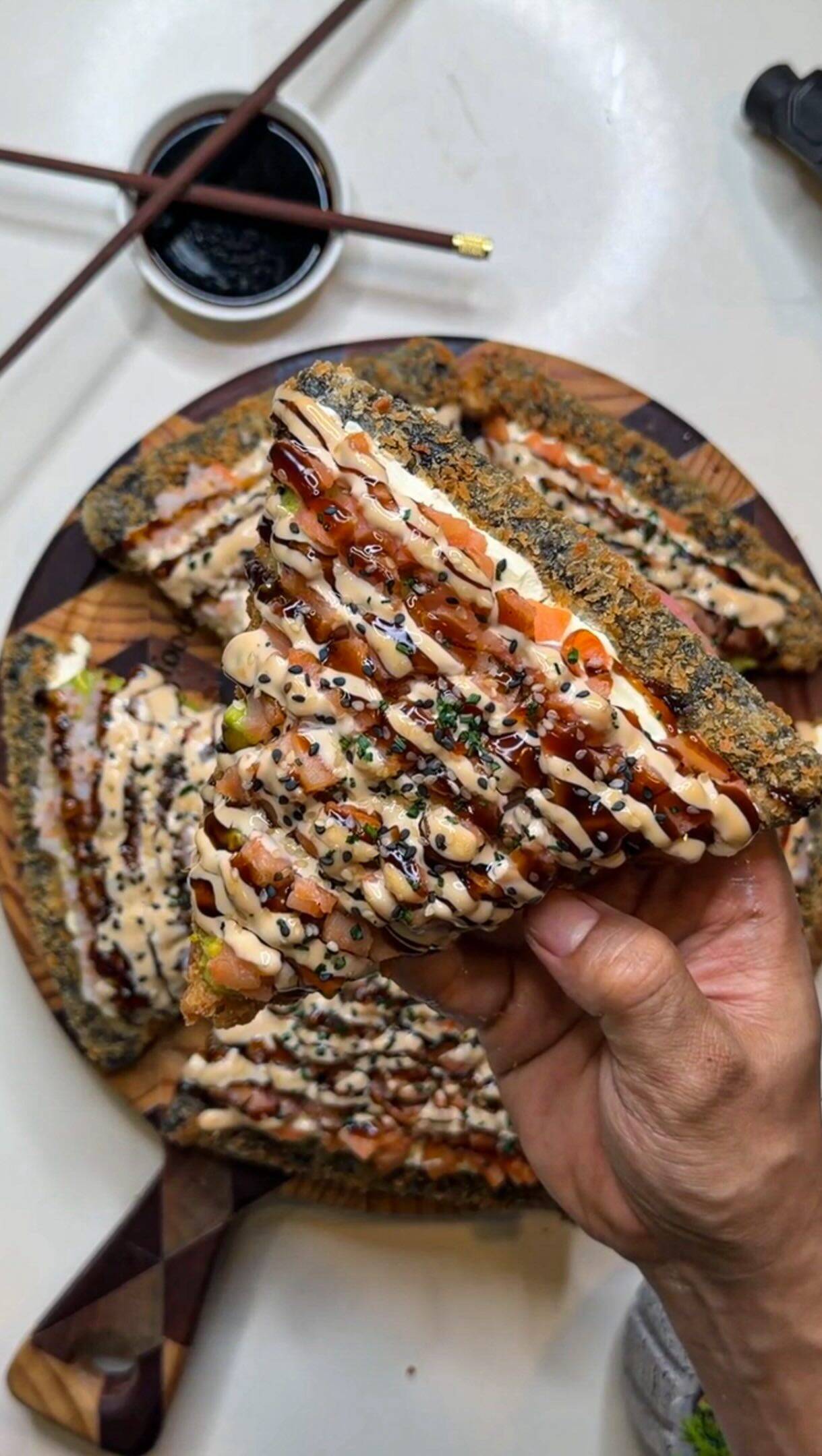 Foto de la receta Pizza nikkei de arroz para sushi con salmón y camarón