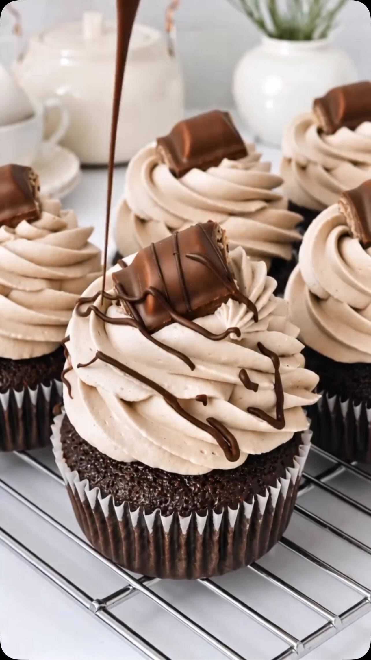 Foto de la receta Chocolate Kinder Cupcakes with Chocolate Drizzle