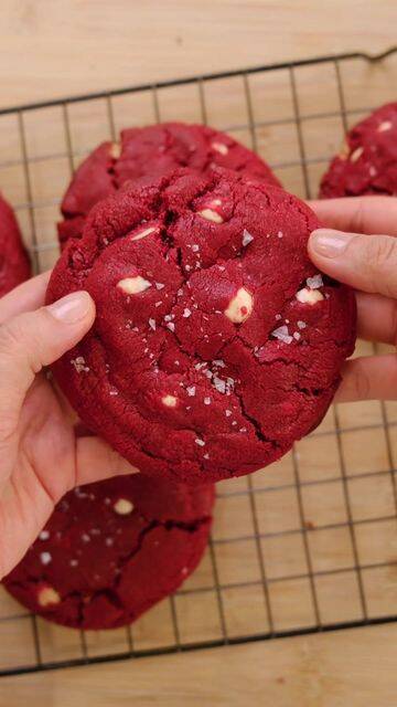 Galletas chunky red velvet rellenas de queso crema recipe thumbnail