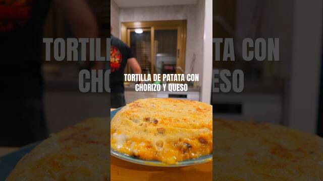 Foto de la receta Tortilla de patatas con chorizo y queso