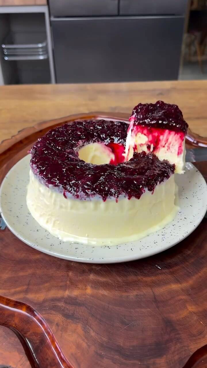 Foto de la receta Postre de frutos rojos con crema y merengue
