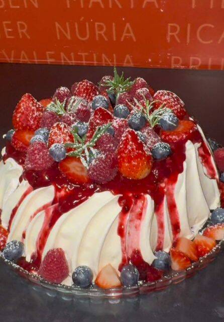 Foto de la receta Pavlova de frutos rojos perfecta para Navidad
