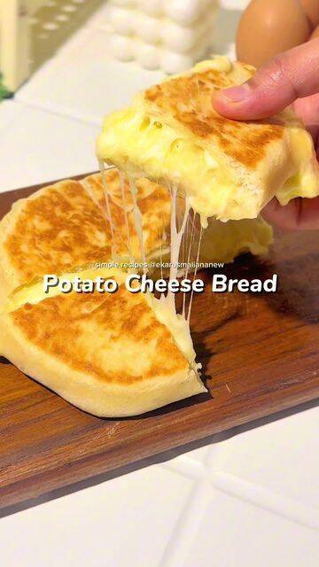 Foto de la receta Pan de papa relleno de queso mozzarella en sartén