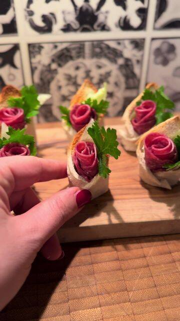Foto de la receta New Year's Eve Toast Canapes with Salami Rose
