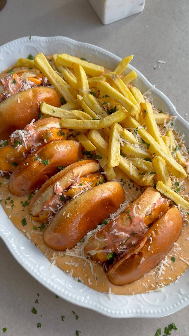 Foto de la receta Mini Cheeseburgers on a Bed of Cheese Sauce