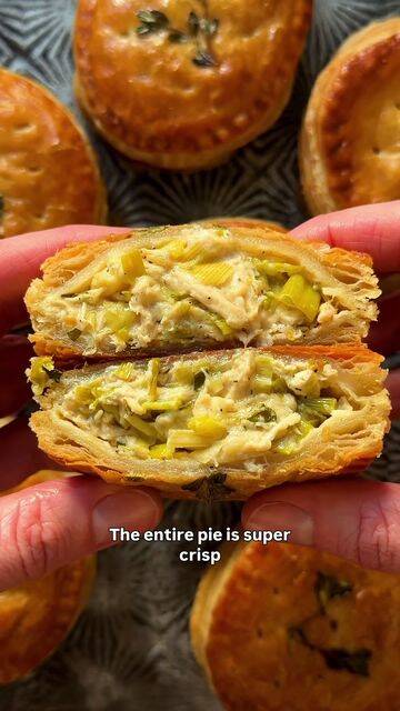 Foto de la receta Creamy Chicken and Leek Puff Pastry Hand Pies