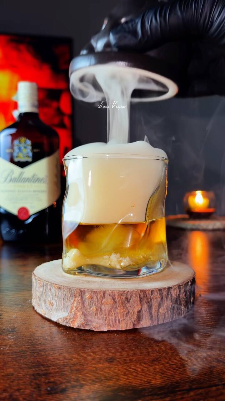 Foto de la receta Smoked Whiskey Cocktail with Lemon and Oak Chips