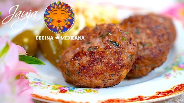 Tortitas de Carne Molida y Papa con Ensalada de Col y Zanahoria recipe thumbnail