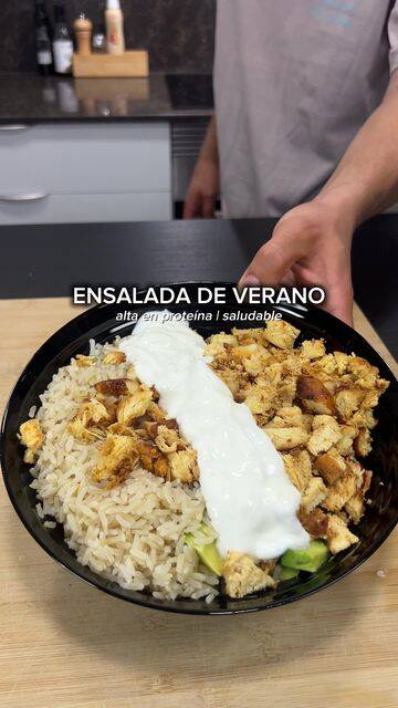 Foto de la receta Ensalada de Pollo a la Plancha con Arroz Integral y Salsa de Queso Fresco