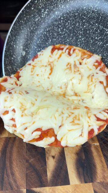 Foto de la receta Pizza en sartén con tortilla, jamón y mozzarella