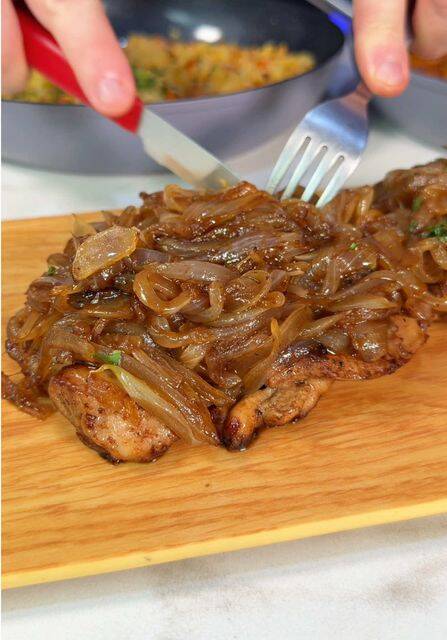Foto de la receta Platanitos acaramelados, arroz aliñado y churrasco de pollo encebollado