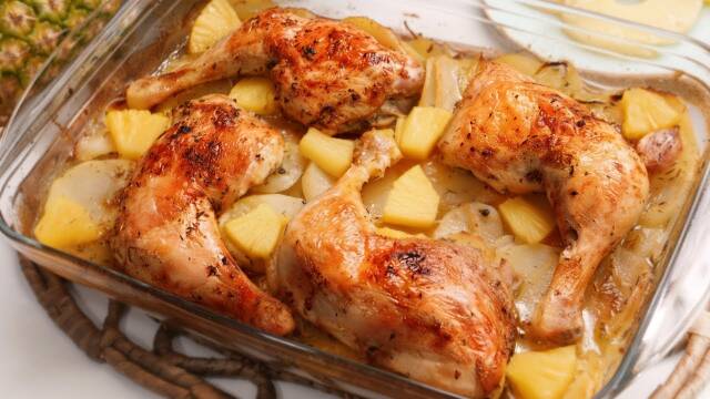 Foto de la receta Pollo al horno con piña y patatas