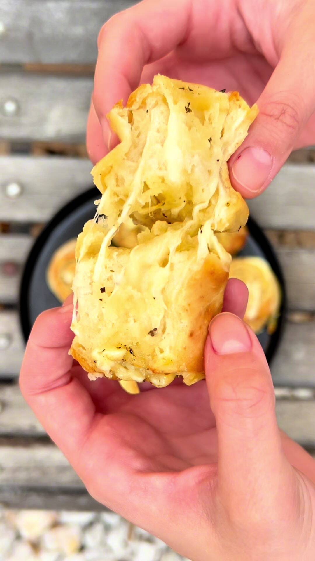 Rollitos Irresistibles de Queso, Ajo y Orégano recipe thumbnail