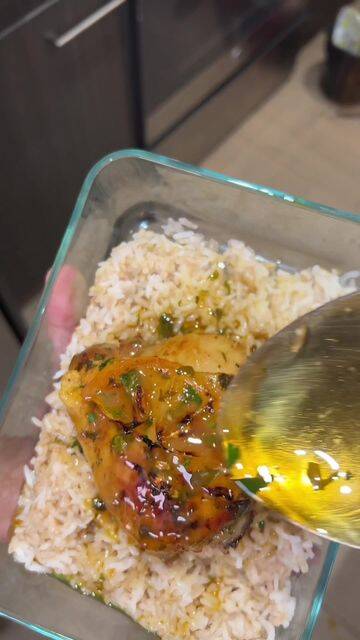 Foto de la receta Flavor-Packed Garlic Lemon Chicken Thighs Served Over 90-Second Multigrain Rice