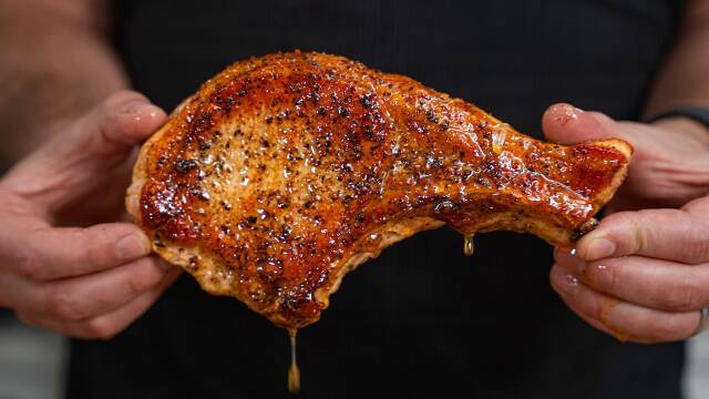Foto de la receta Perfect Pan-Seared Pork Chops with Balsamic Orange Butter Sauce