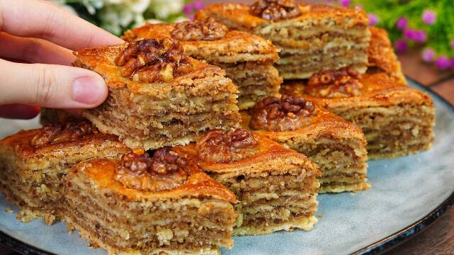 Foto de la receta Honey Walnut Layered Cake with Creamy Butter Frosting
