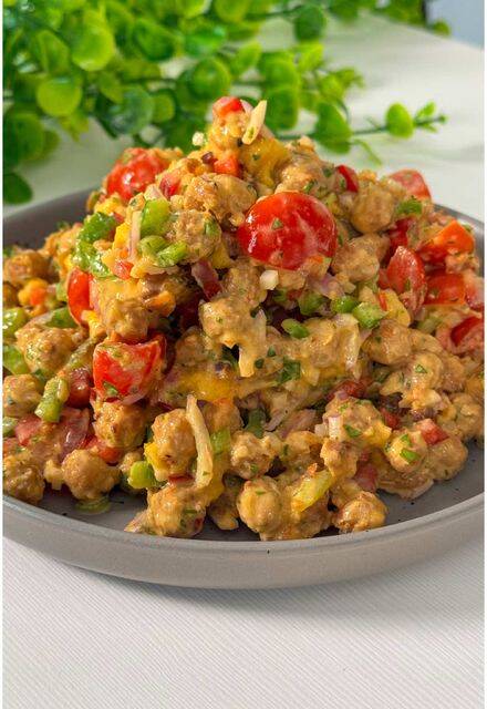 Foto de la receta Ensalada Fresca de Garbanzos Crujientes con Mango y Salsa Cremosa de Yogur