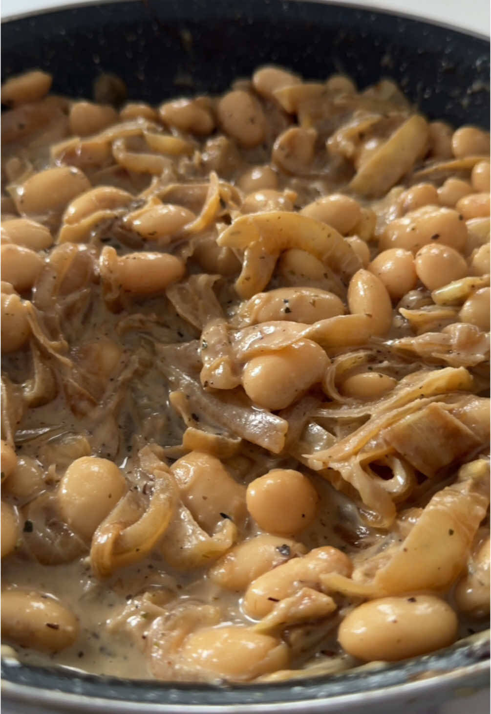 Foto de la receta Alubias con Cebolla Caramelizada y Toque Cremoso por Menos de 2€