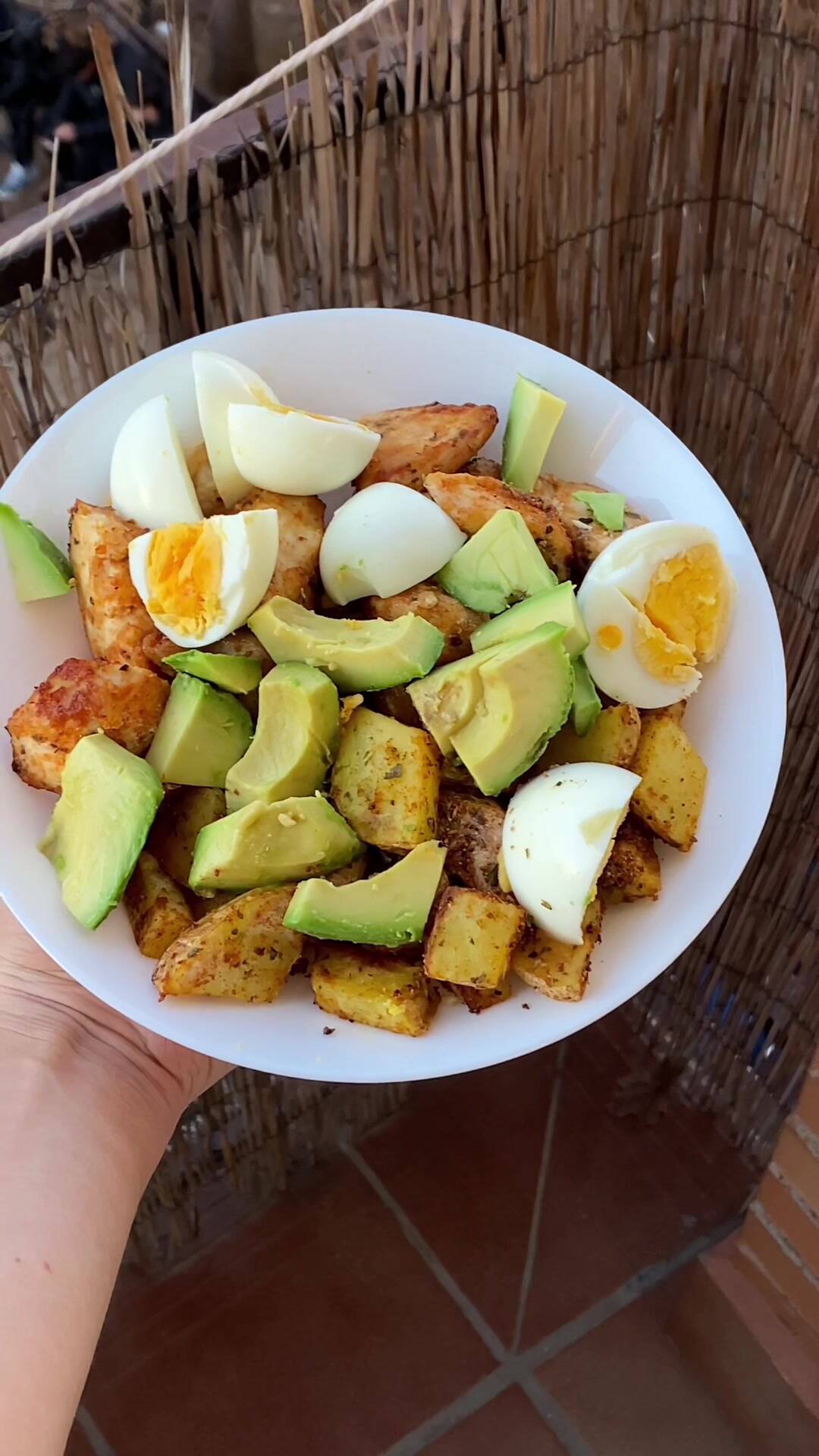 Foto de la receta Almuerzo Saludable: Pollo Especiado en Airfryer con Patatas, Huevo Cocido y Aguacate