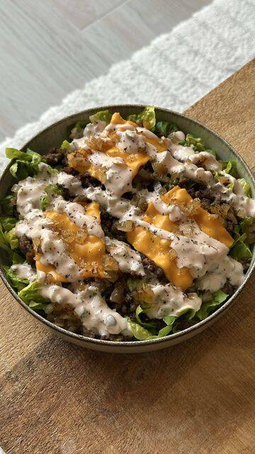 Foto de la receta Bowl de Hamburguesa con Cebolla Caramelizada y Salsa Cremosa de Yogur