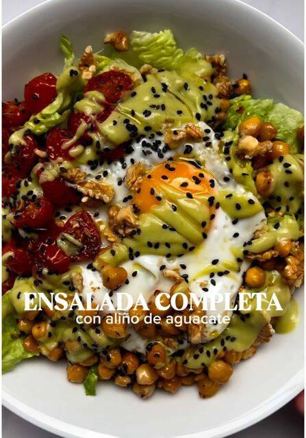 Foto de la receta Ensalada Completa con Crema de Aguacate y Garbanzos Asados
