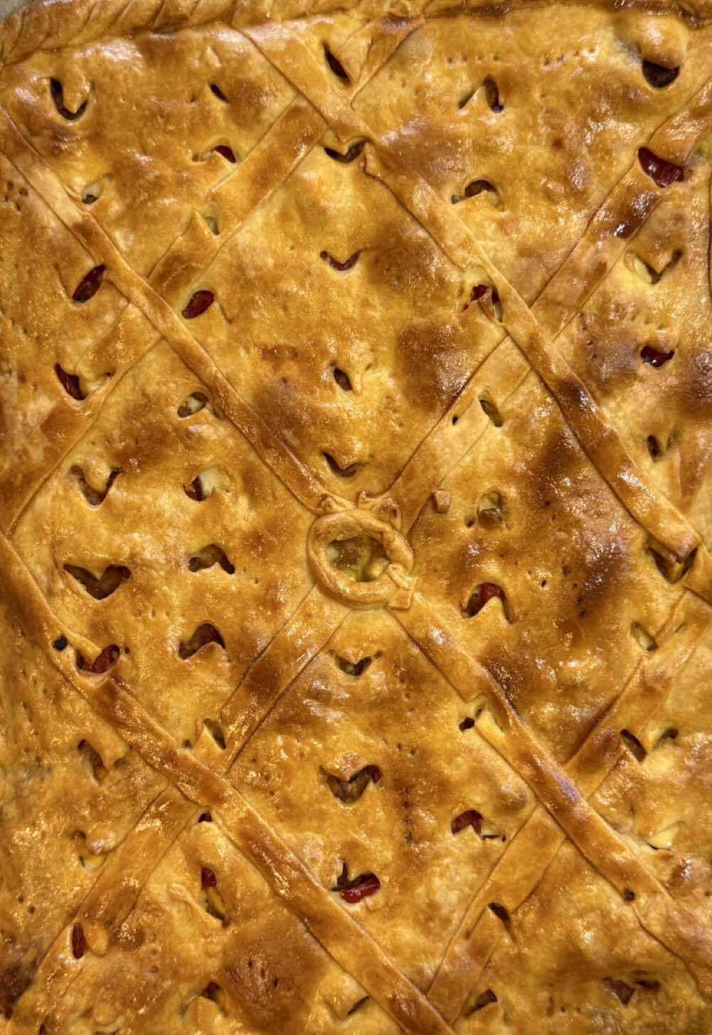 Foto de la receta Empanada Gallega estilo Rías Baixas con Masa Crujiente y Zaragallada Aromática