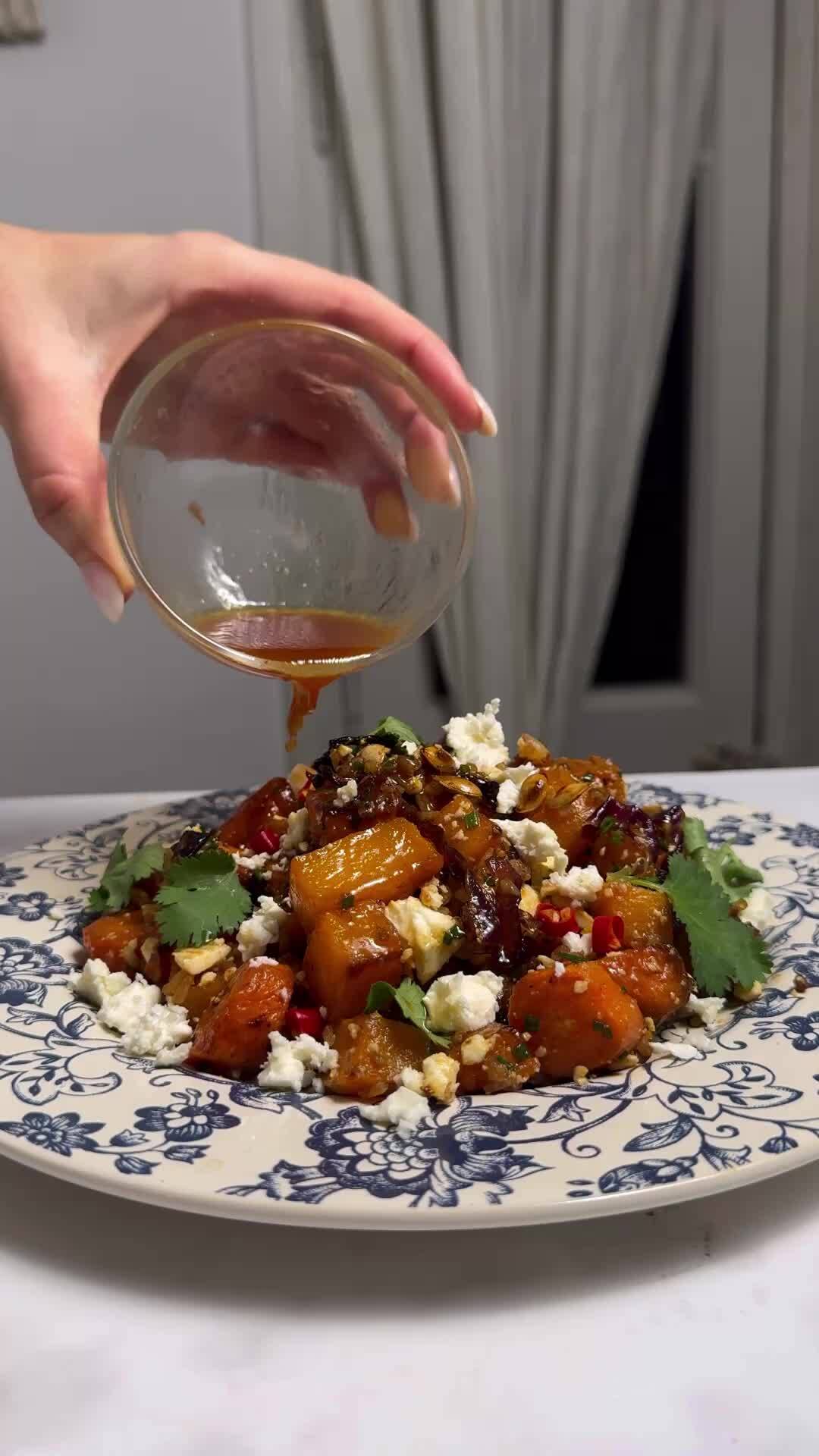 Foto de la receta Ensalada Asada de Calabaza, Zanahoria y Cebolla con Feta, Quinoa Crujiente y Aderezo de Chili