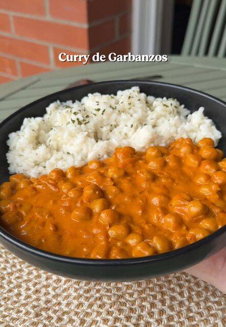 Curry Cremoso de Garbanzos Fácil y Rápido con Leche de Coco recipe thumbnail