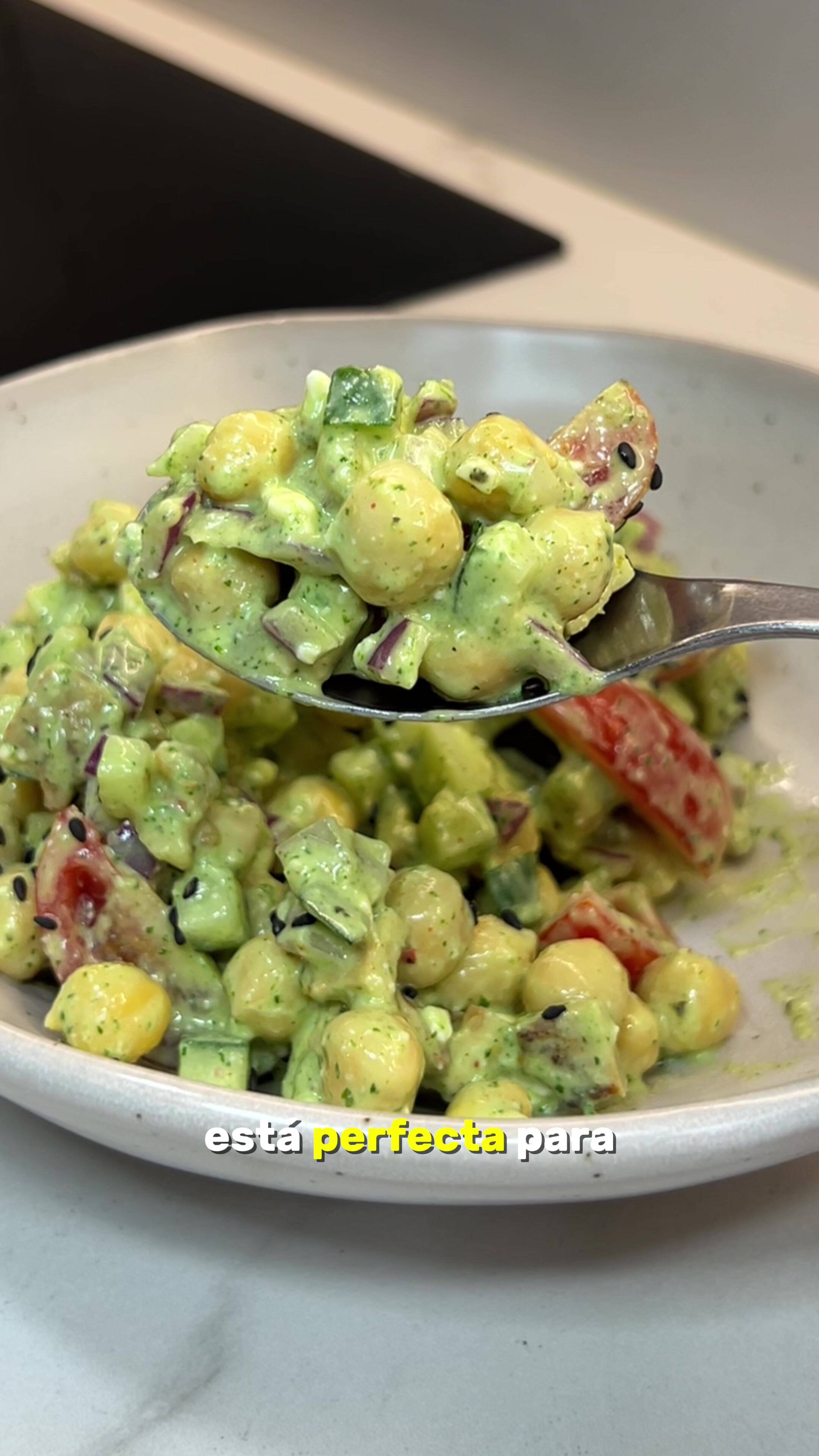 Ensalada Cremosa de Garbanzos y Aguacate con Pollo y Queso Feta recipe thumbnail