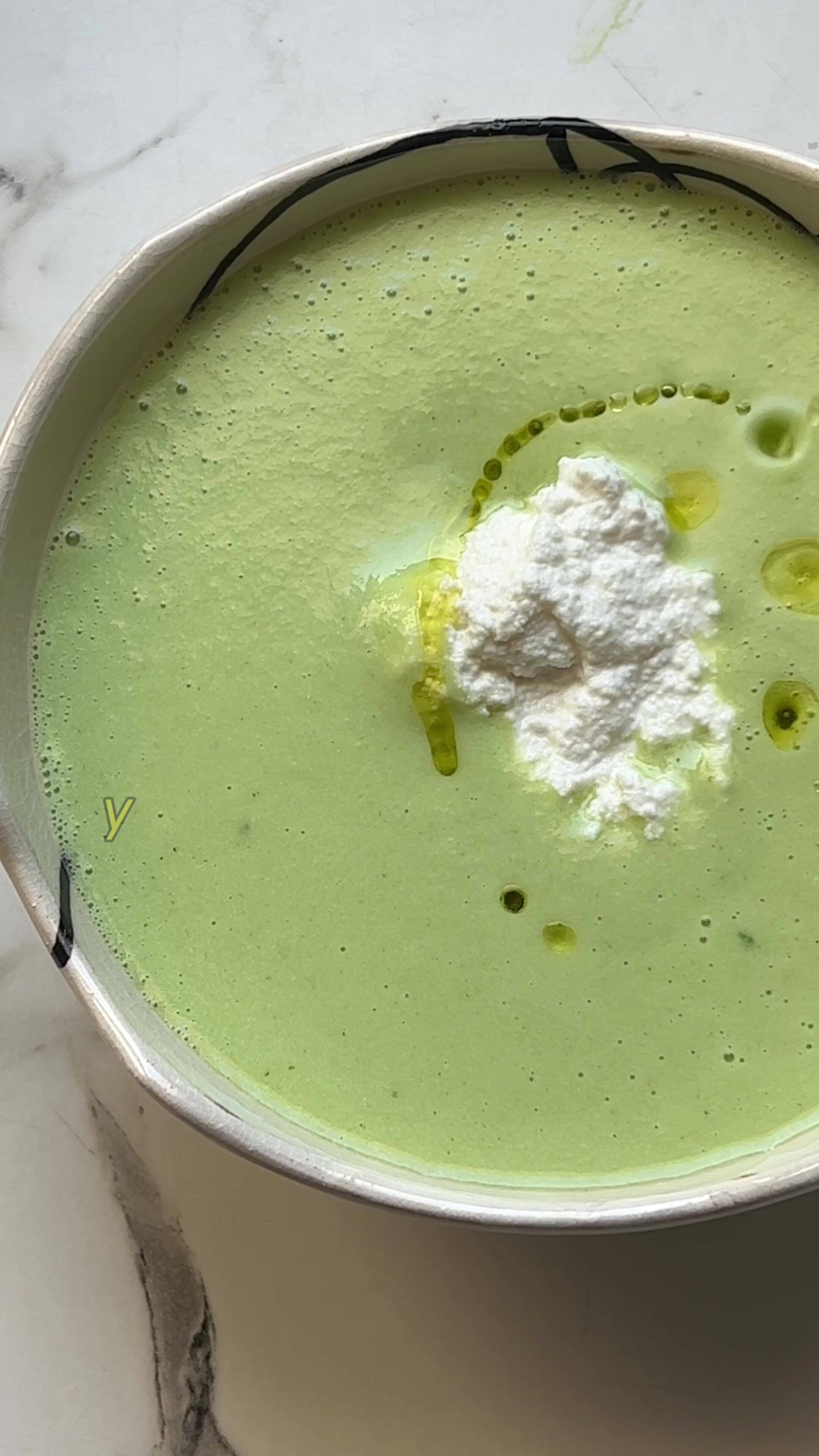 Gazpacho Rápido de Pepino con Albahaca y Queso Ricotta: Frescura y Sabor en Minutos recipe thumbnail