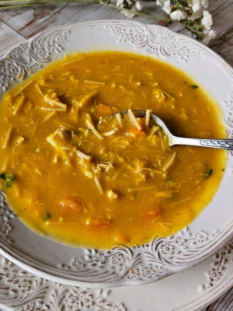 Sopa Reconfortante de Otoño con Pollo, Verduras y Fideos de Garbanzo recipe thumbnail