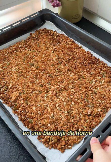 Granola Casera Crujiente con Chips de Chocolate recipe thumbnail